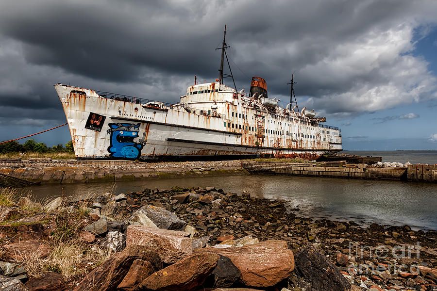 abandoned-ship-adrian-evans.jpg