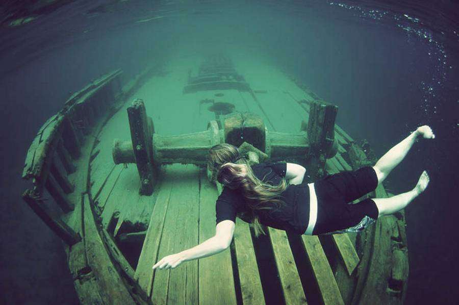 Haunting-Shipwrecks-Around-the-World9.jpg