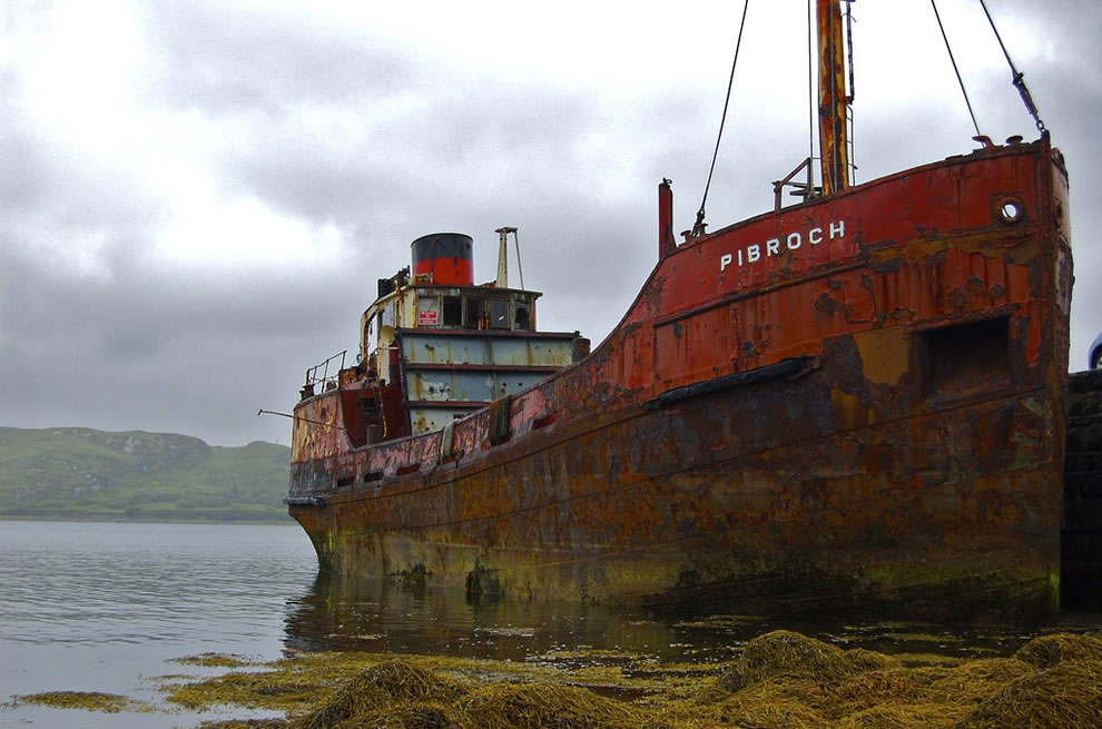 Rusty-hulk-of-abandoned-ship-in-Ireland.jpg