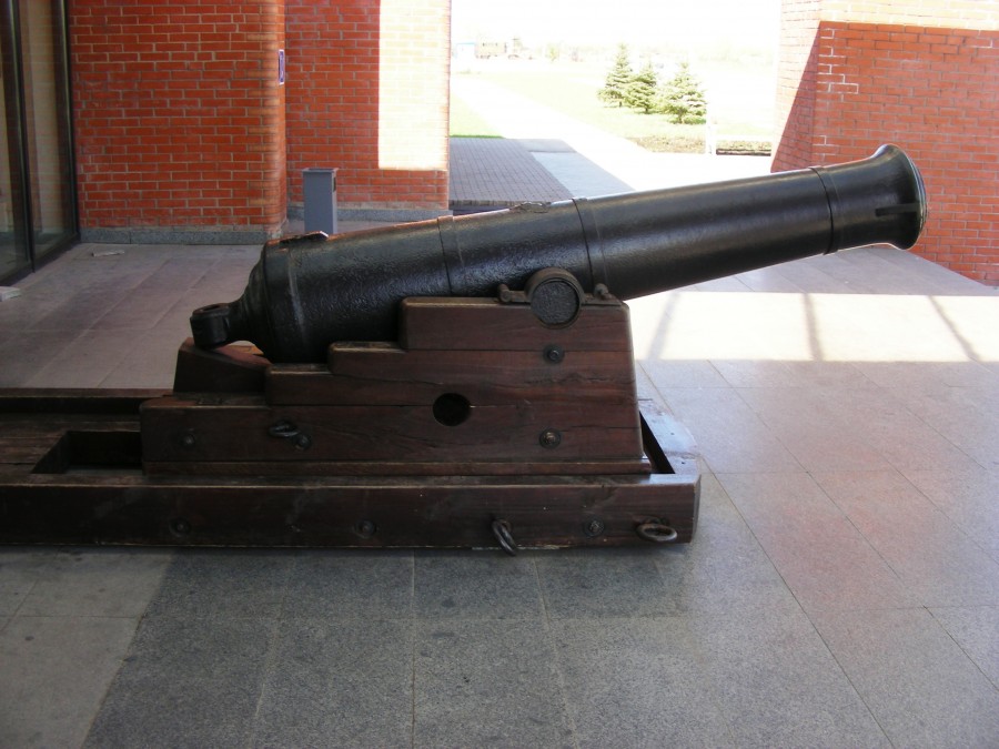 24-фунтовая корабельная пушка обр.1803 г., отлита на Александровском заводе в 1827 г..jpg