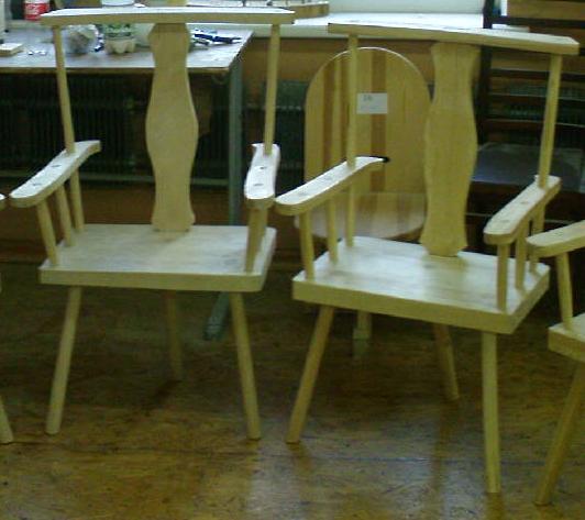 Два стула сделаны из сосны и из березы в ручную. Из березы делал на конкурсе, он с лева..JPG