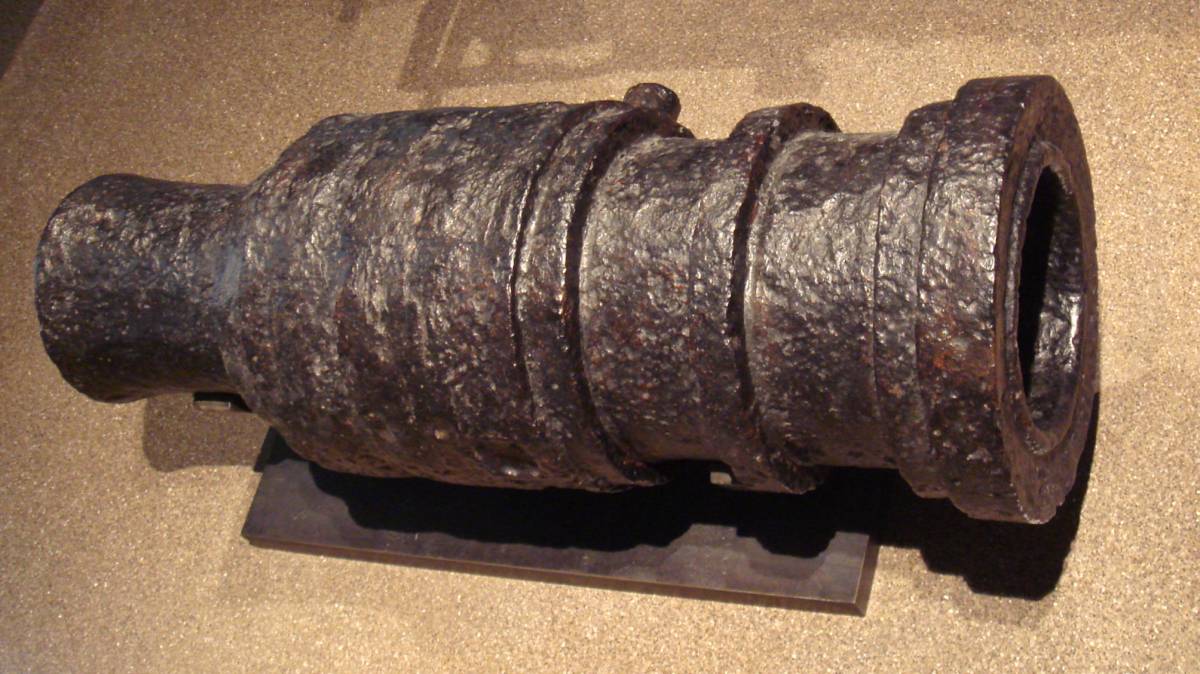 200 килограммовая бомбарда из кованого железа (около 1450 года), Мец, Франция.jpg