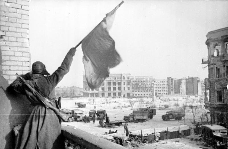 Bundesarchiv_Bild_183-W0506-316,_Russland,_Kampf_um_Stalingrad,_Siegesflagge.jpg