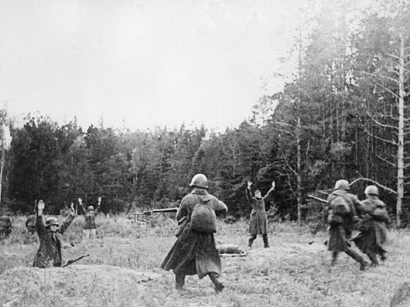 Немецкие солдаты сдаются в плен под Дубно.jpg